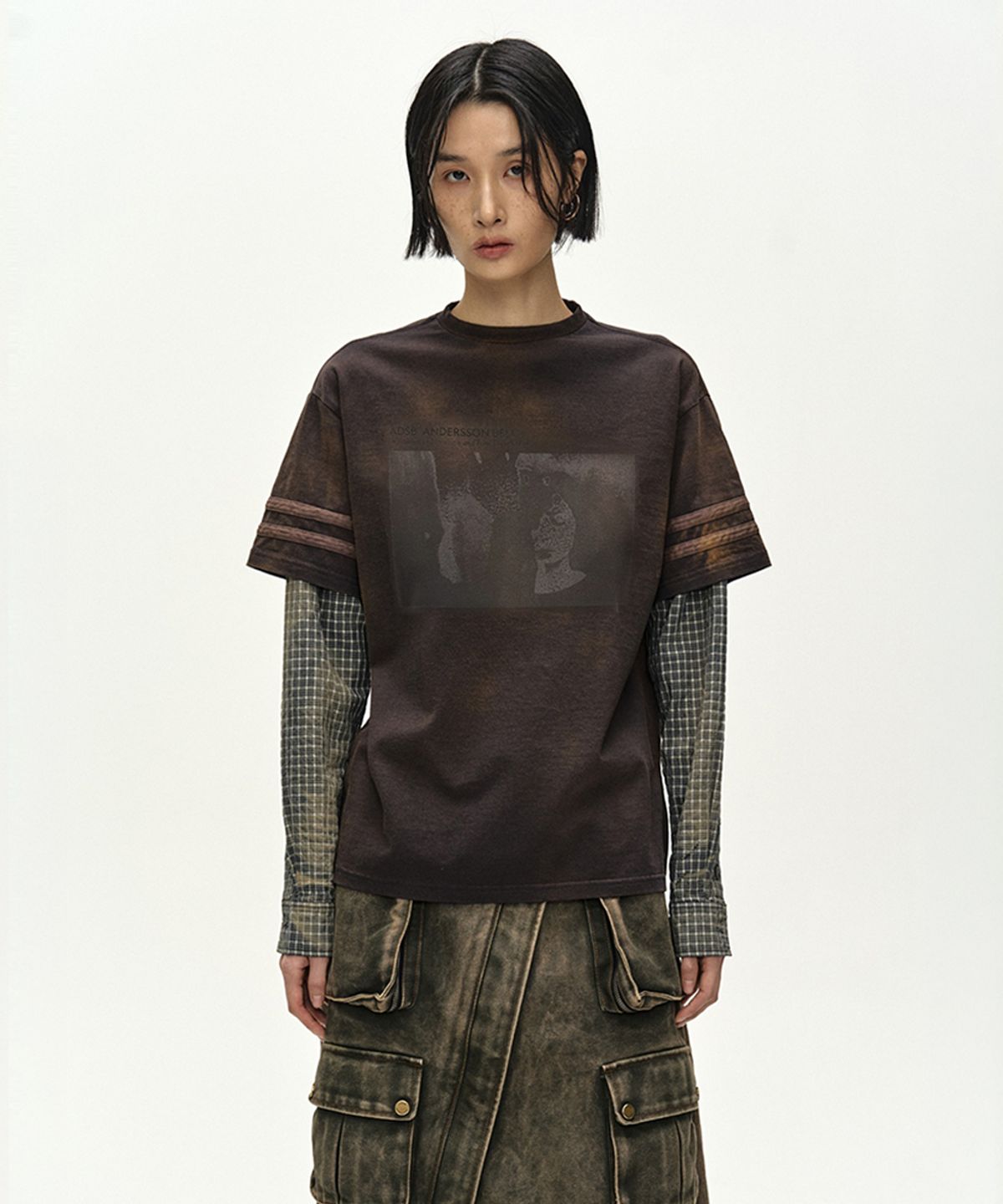 앤더슨벨(ADSB ANDERSSON BELL) LAYERED SLEEVE GRAPHIC T-SHIRT (FADED BLACK)