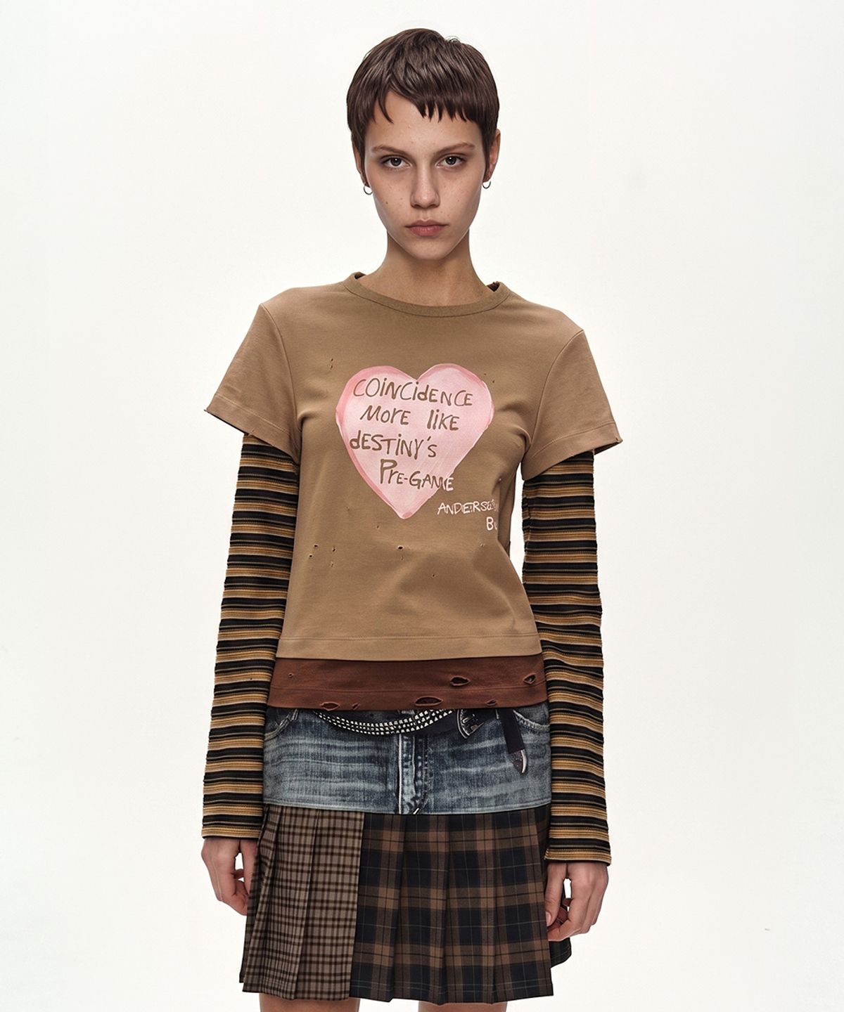 앤더슨벨(ADSB ANDERSSON BELL) LAYERED HEART MESSAGE LONG SLEEVE T-SHIRT (BROWN)
