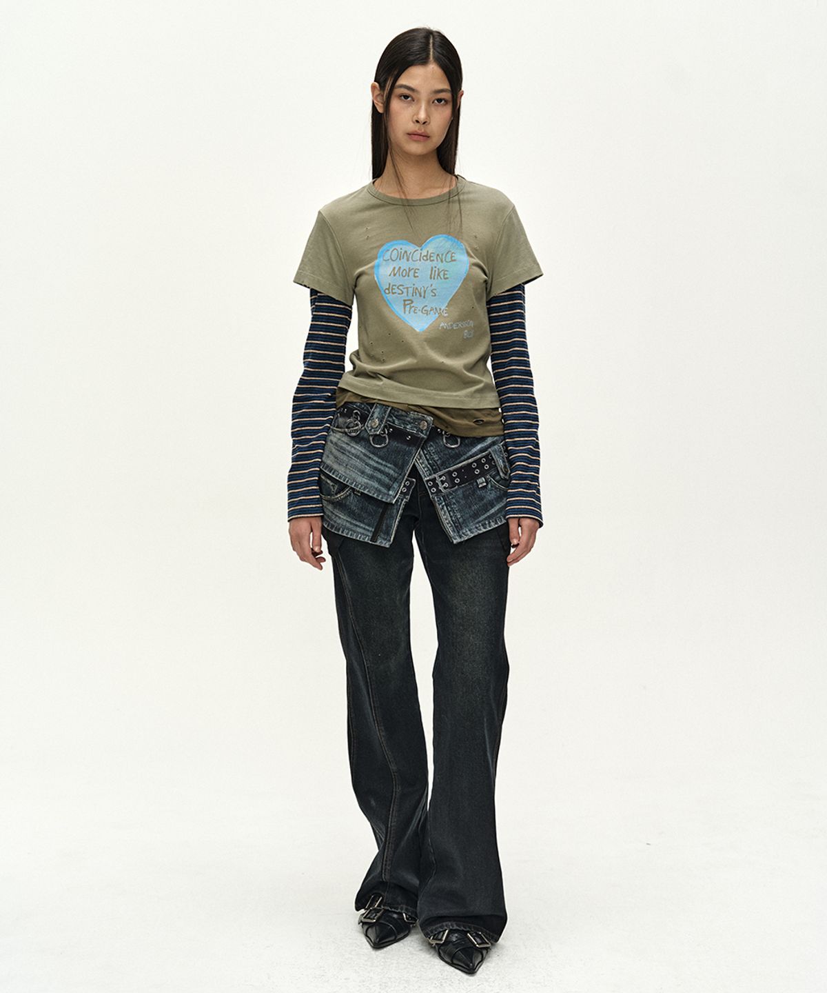 앤더슨벨(ADSB ANDERSSON BELL) LAYERED HEART MESSAGE LONG SLEEVE T-SHIRT (KHAKI)