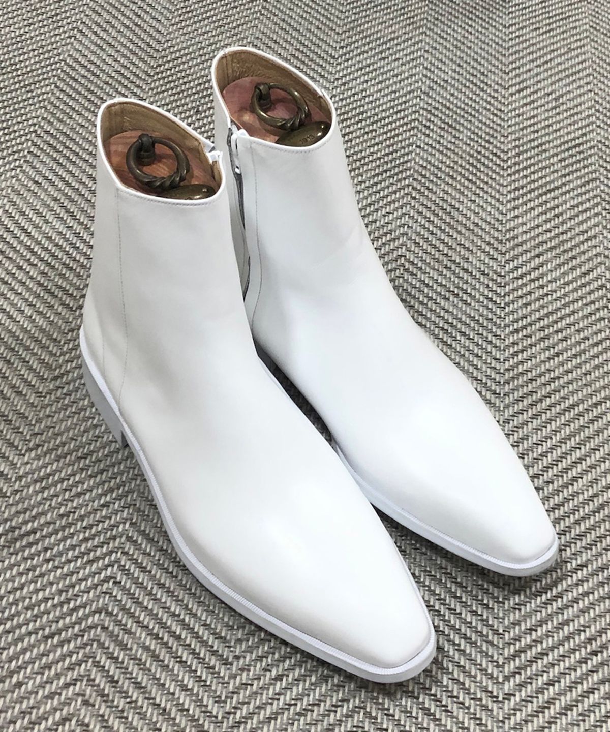 조앤슈(JOENSHOE) 클래식 느와르 사이드지퍼 부츠 올화이트