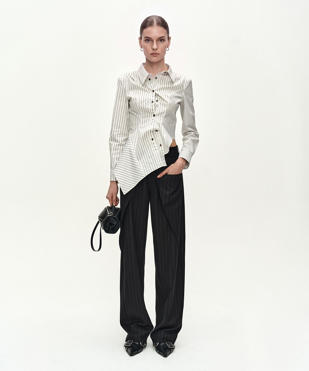 앤더슨벨(ADSB ANDERSSON BELL) ASYMMETRIC STUDDED STRIPE SHIRT (WHITE)