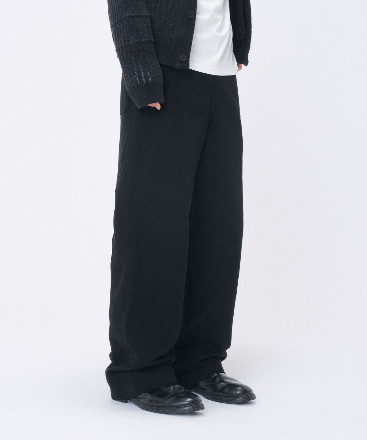 미세키서울 맨(MISEKISEOUL MEN) Curved panel structure pants BLACK