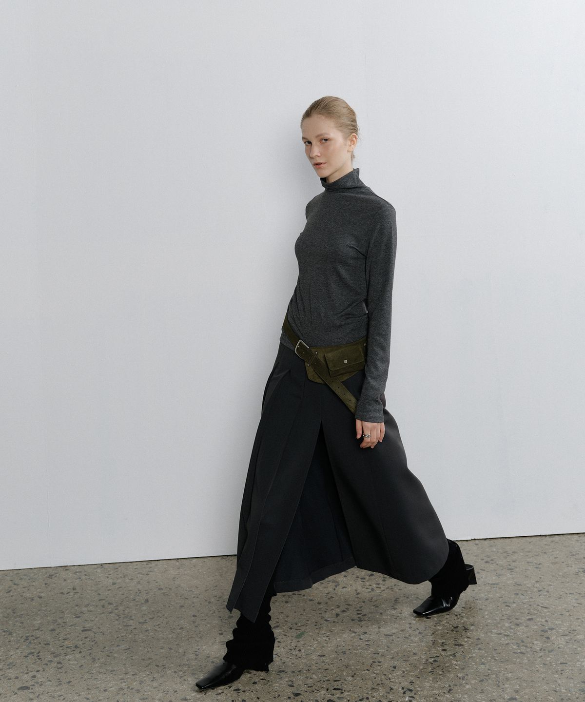 108파운드(108POUND) Front Slit Pleats Skirt_Charcoal