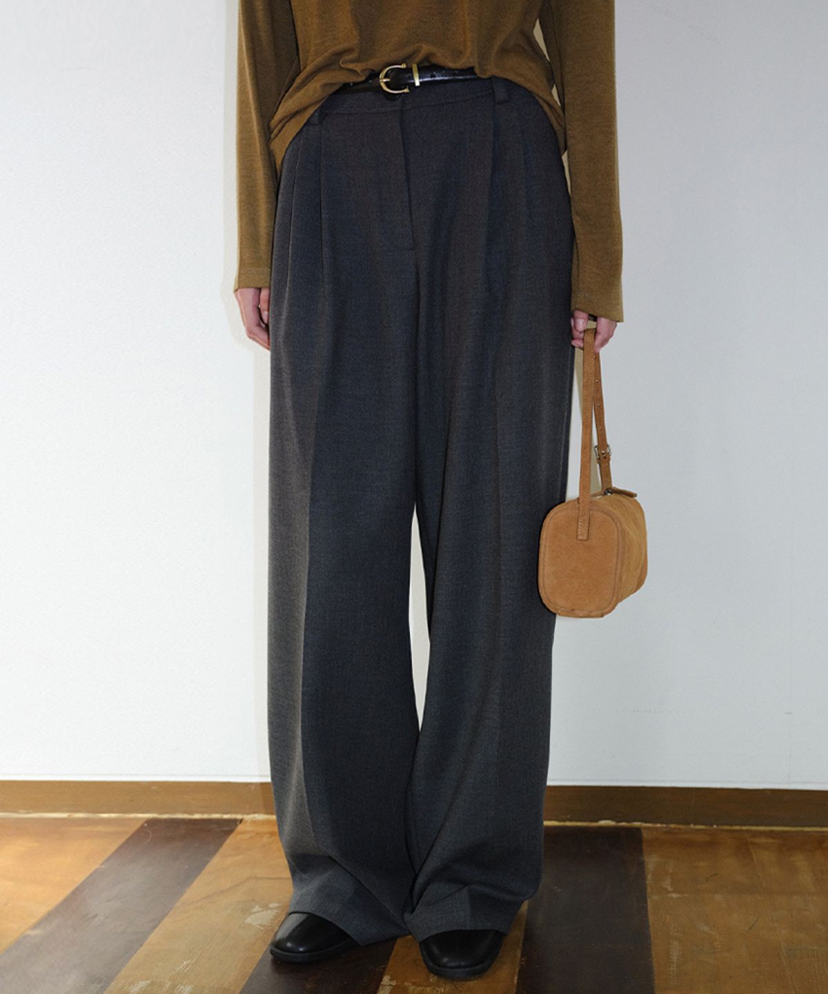 엔오르(EN OR) TWO TUCK WIDE SLACKS - CHARCOAL
