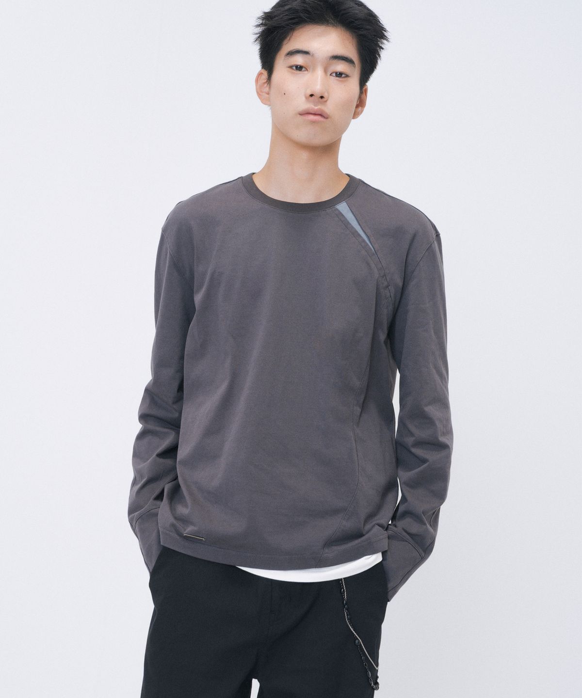 미세키서울 맨(MISEKISEOUL MEN) Curved panel contrast long sleeve CHARCOAL