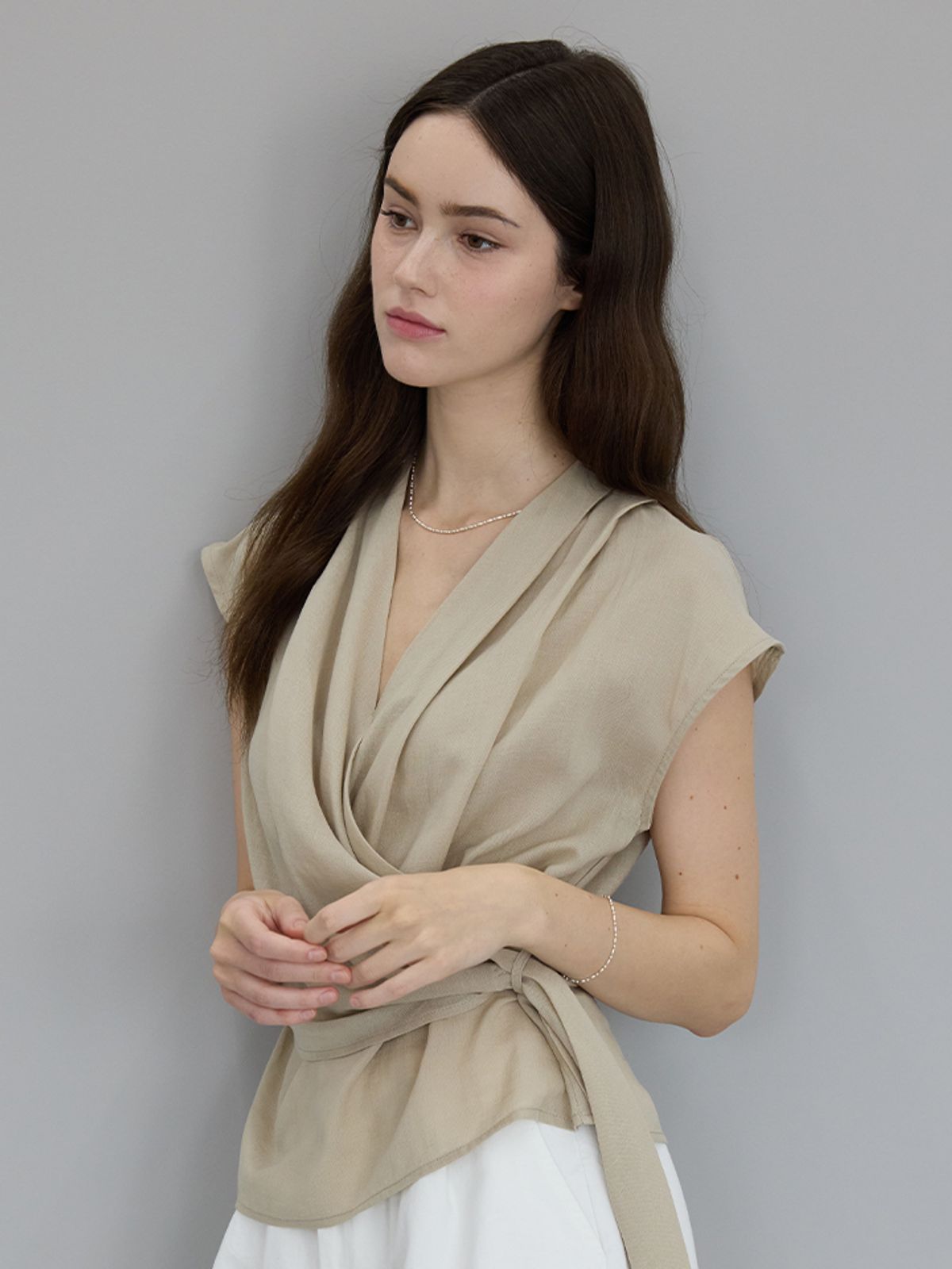 페이지플린(PAIGEFLYNN) 숄더핀턱랩블라우스_N6BBL008C