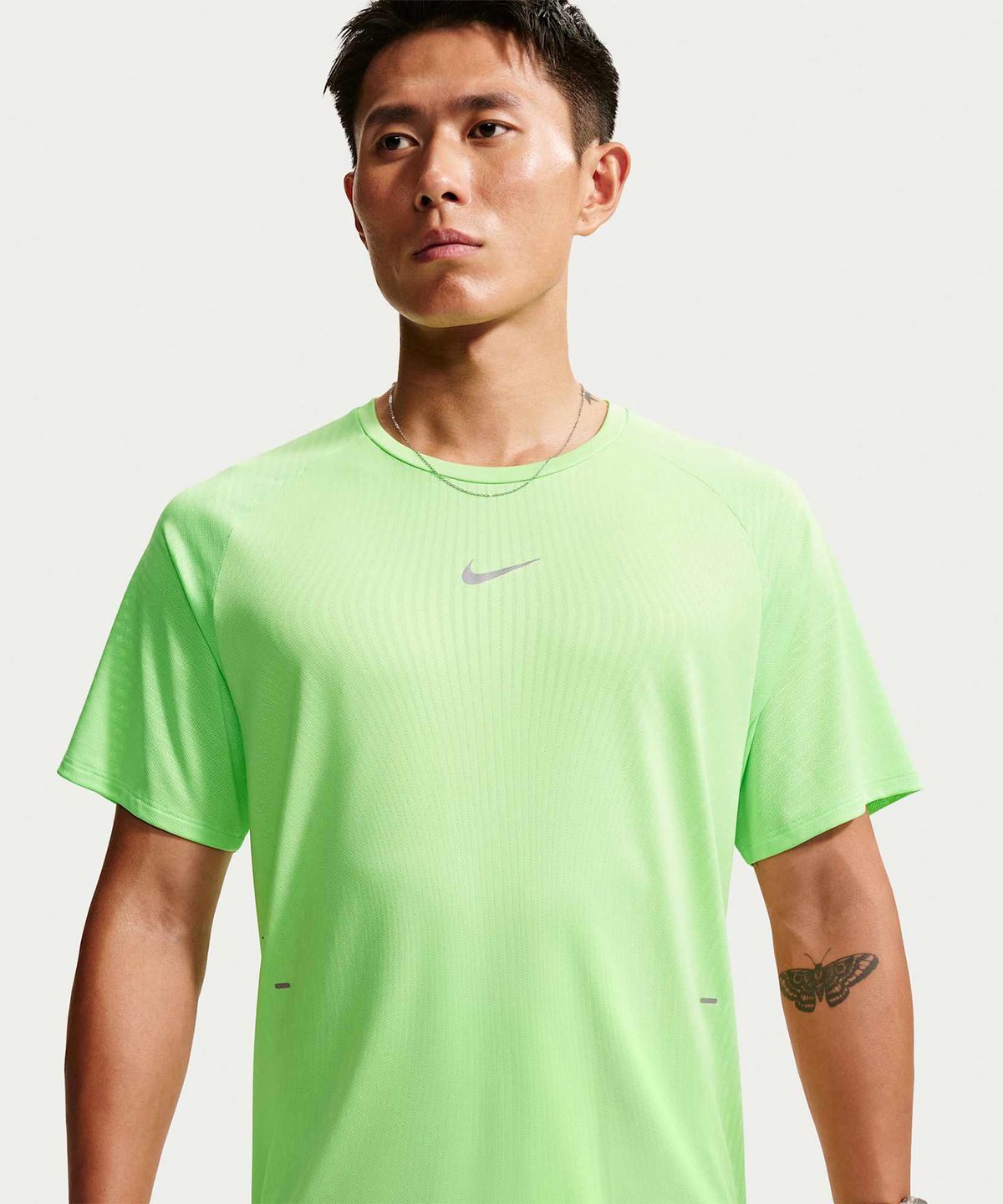 나이키(NIKE) 스트라이드 에어로 핏 반소매 러닝 탑 M - 볼트:라이트 실버 / IH0746-702