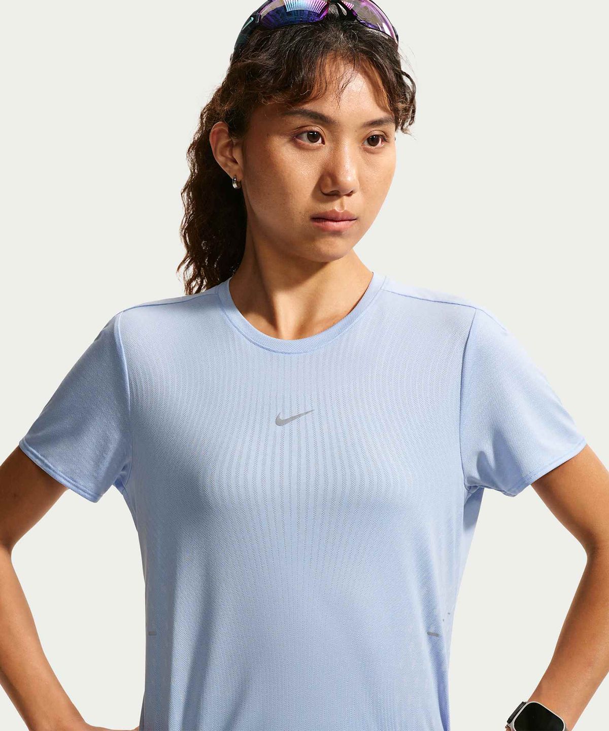 나이키(NIKE) 스위프트 에어로 핏 반소매 러닝 탑 W - 알루미늄:퓨어 플래티넘 / IH8115-468
