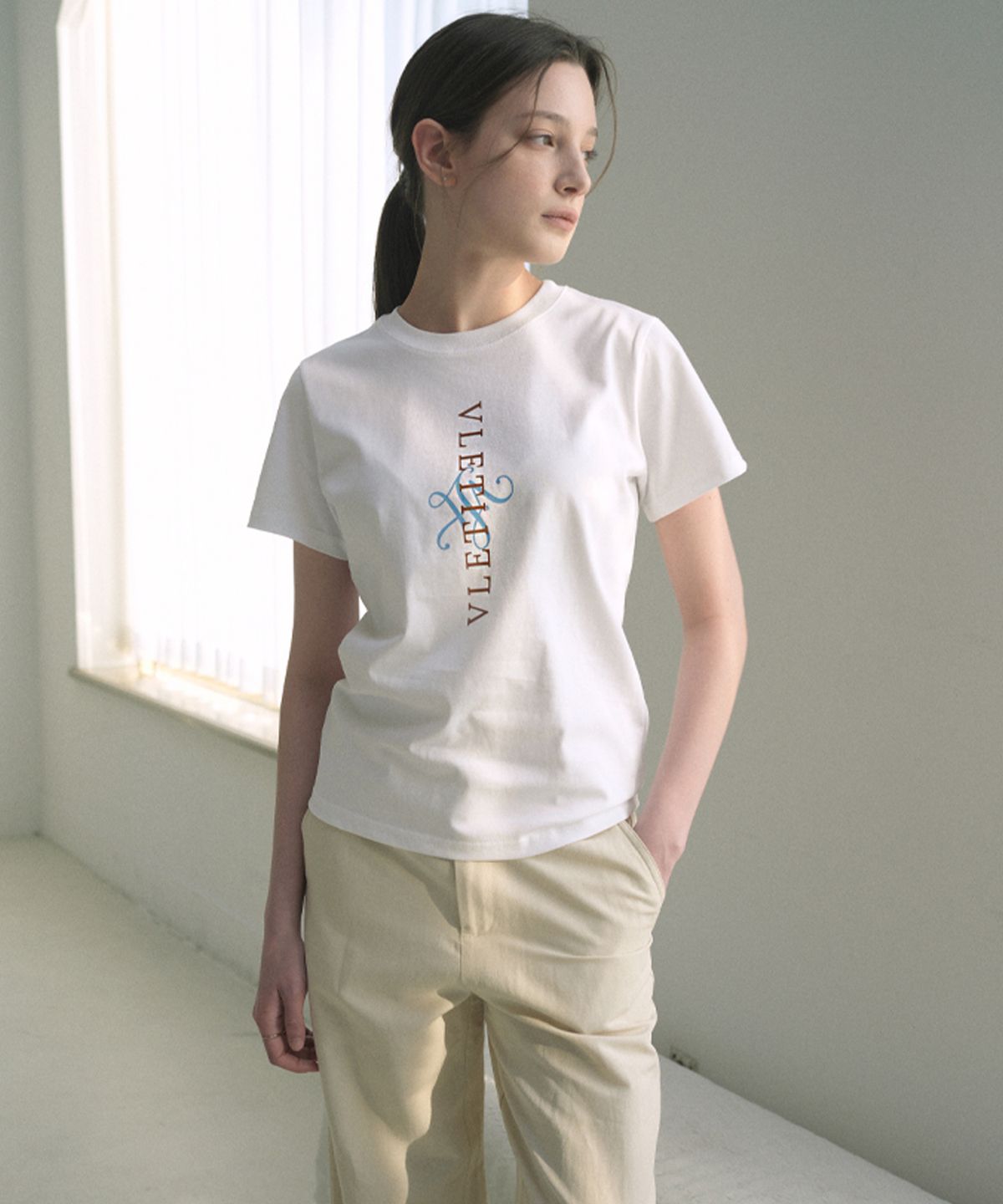 블레티(VLETI) Signature Logo Cotton T-shirt (white)
