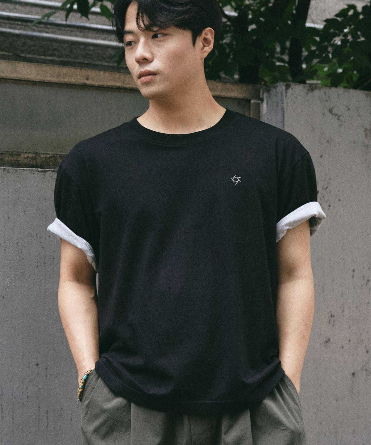 펜듈럼(PENDULUM) 배색 롤업 세미 크롭 반팔티 LR2TU253_BLACK