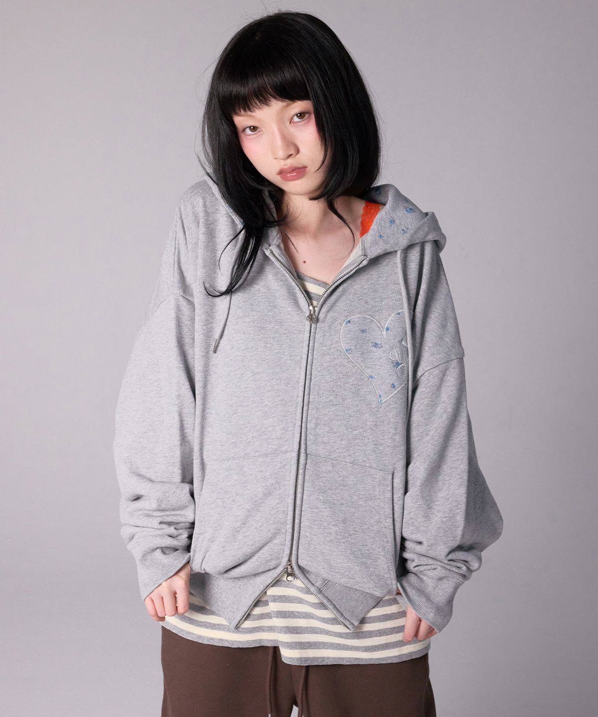 유희(YOUHEE) YOUHEE HEART APPLIQUE HOOD ZIP-UP_MELANGE GREY