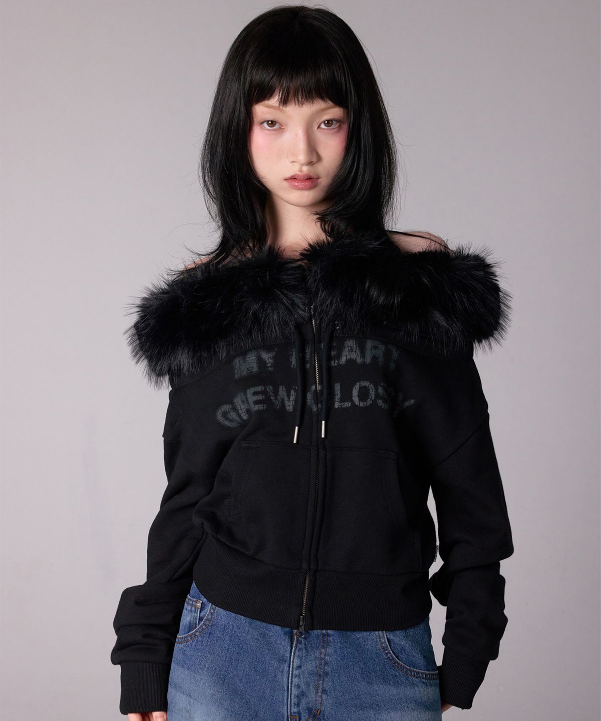 유희(YOUHEE) FUR GLOSSY OFF-SHOULDER ZIP-UP_BLACK