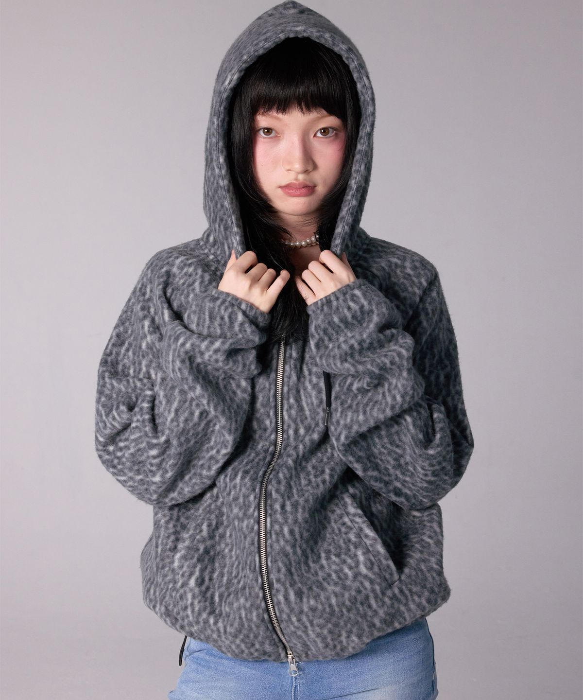 유희(YOUHEE) LEOPARD FLEECE JUMPER_CHARCOAL
