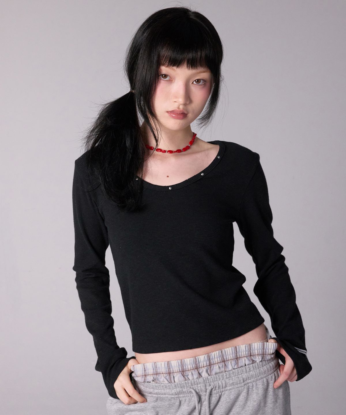 유희(YOUHEE) ESSENTIAL STUD V-NECK LONG SLEEVE_BLACK
