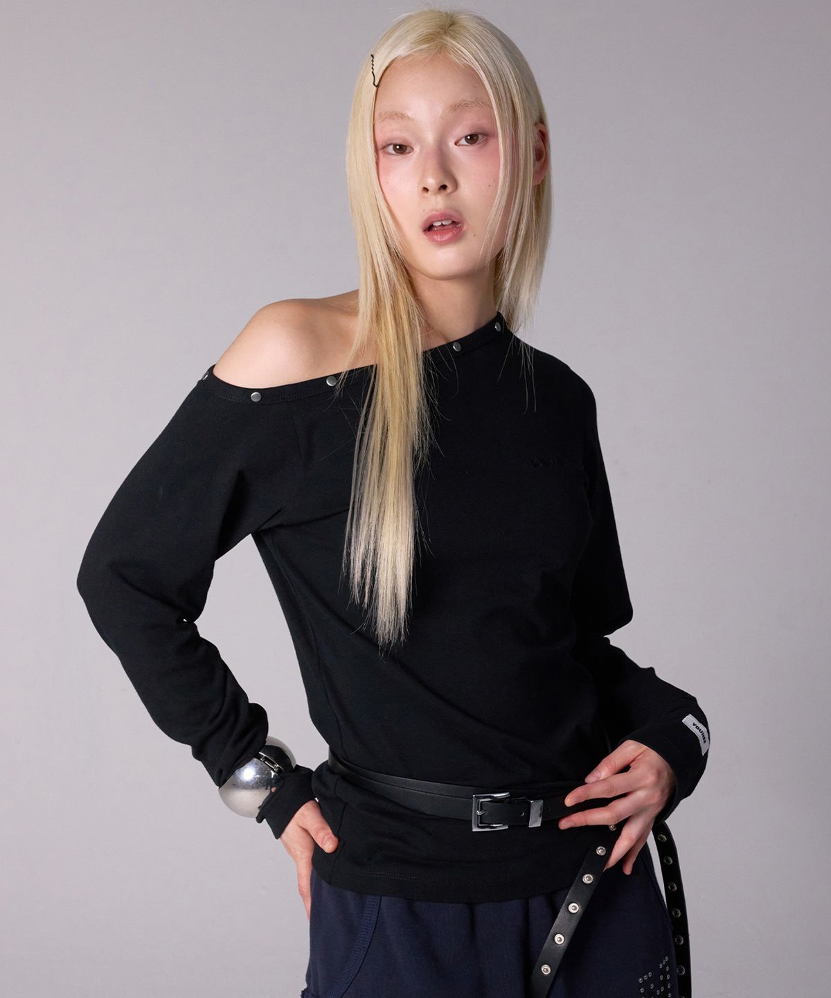 유희(YOUHEE) OFF-SHOULDER STUD LONG SLEEVE_BLACK