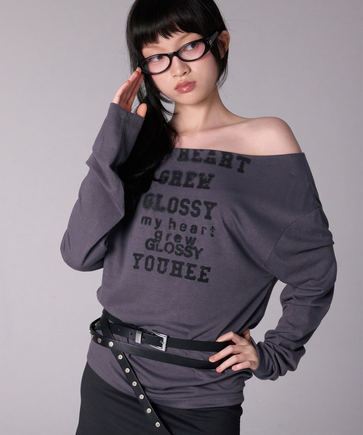유희(YOUHEE) GLOSSY OFF-SHOULDER LONG SLEEVE_CHARCOAL