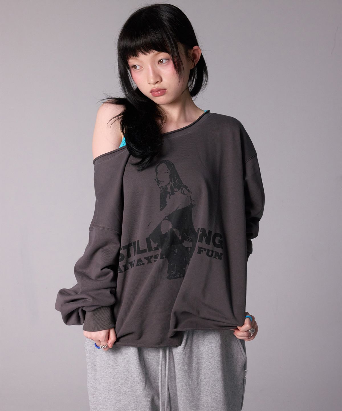 유희(YOUHEE) STILL PLAYING SWEATSHIRTS_CHARCOAL