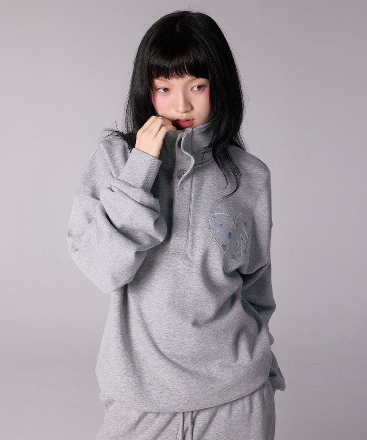 유희(YOUHEE) YOUHEE HEART HALF-NECK SWEATSHIRTS_MELANGE GREY