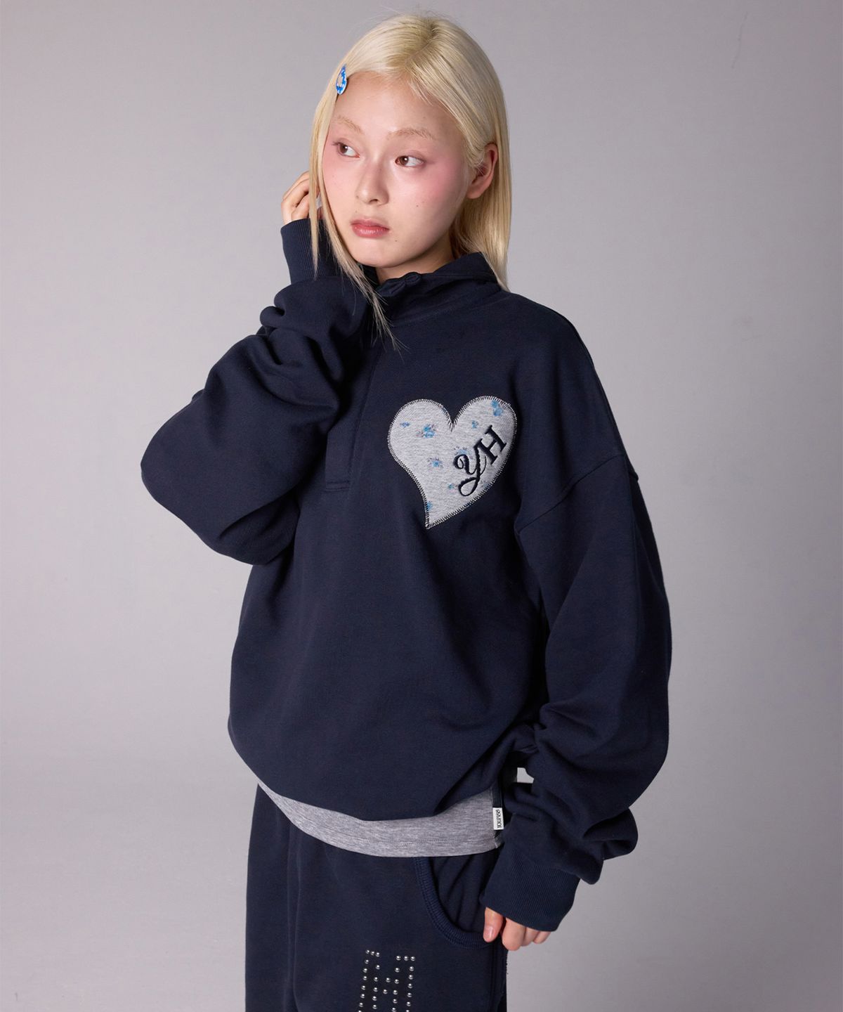 유희(YOUHEE) YOUHEE HEART HALF-NECK SWEATSHIRTS_NAVY