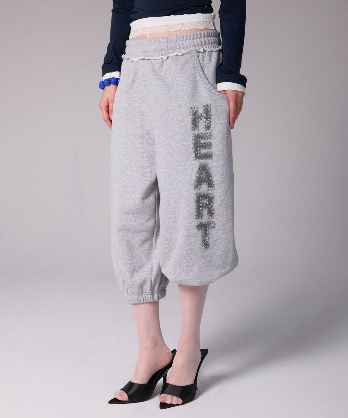 유희(YOUHEE) RAW-EDGE BAGGY CAPRI PANTS_MELANGE GREY