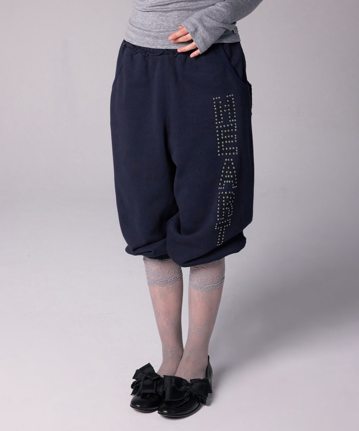 유희(YOUHEE) RAW-EDGE BAGGY CAPRI PANTS_NAVY