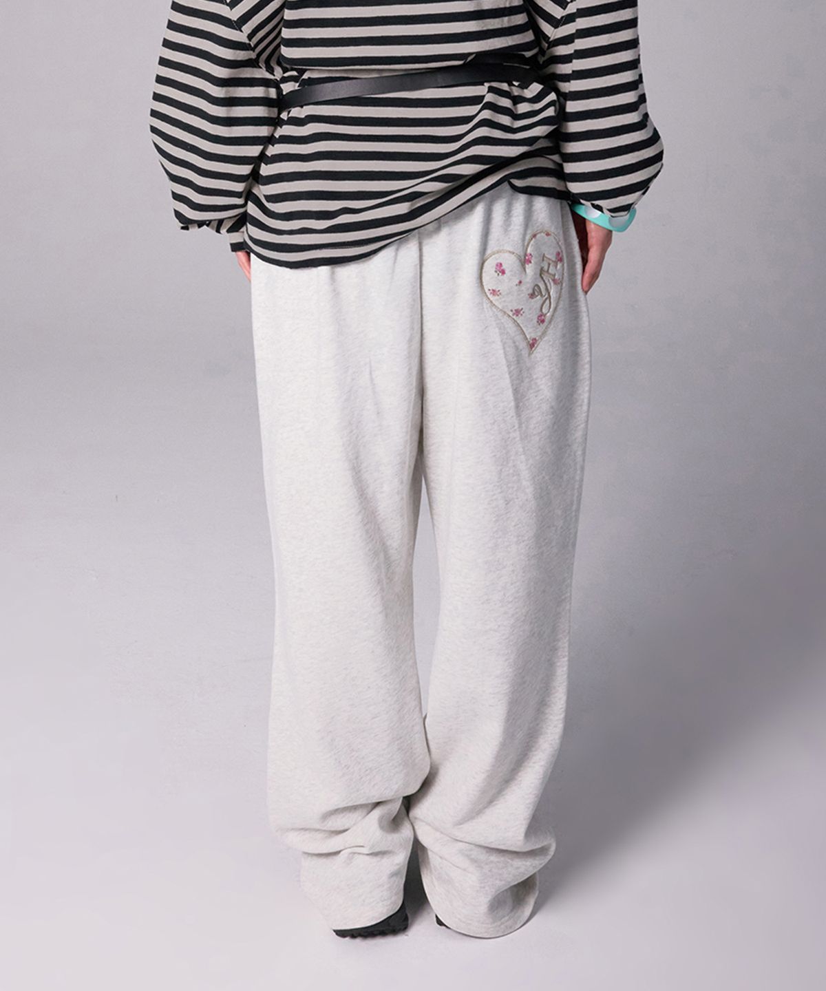 유희(YOUHEE) YOUHEE HEART APPLIQUE LAYERED PANTS_LIGHT GREY