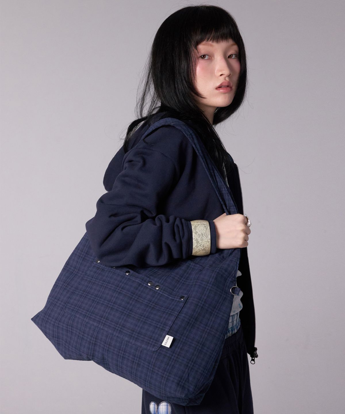 유희(YOUHEE) CHECK STUD COTTON BIG BAG_NAVY