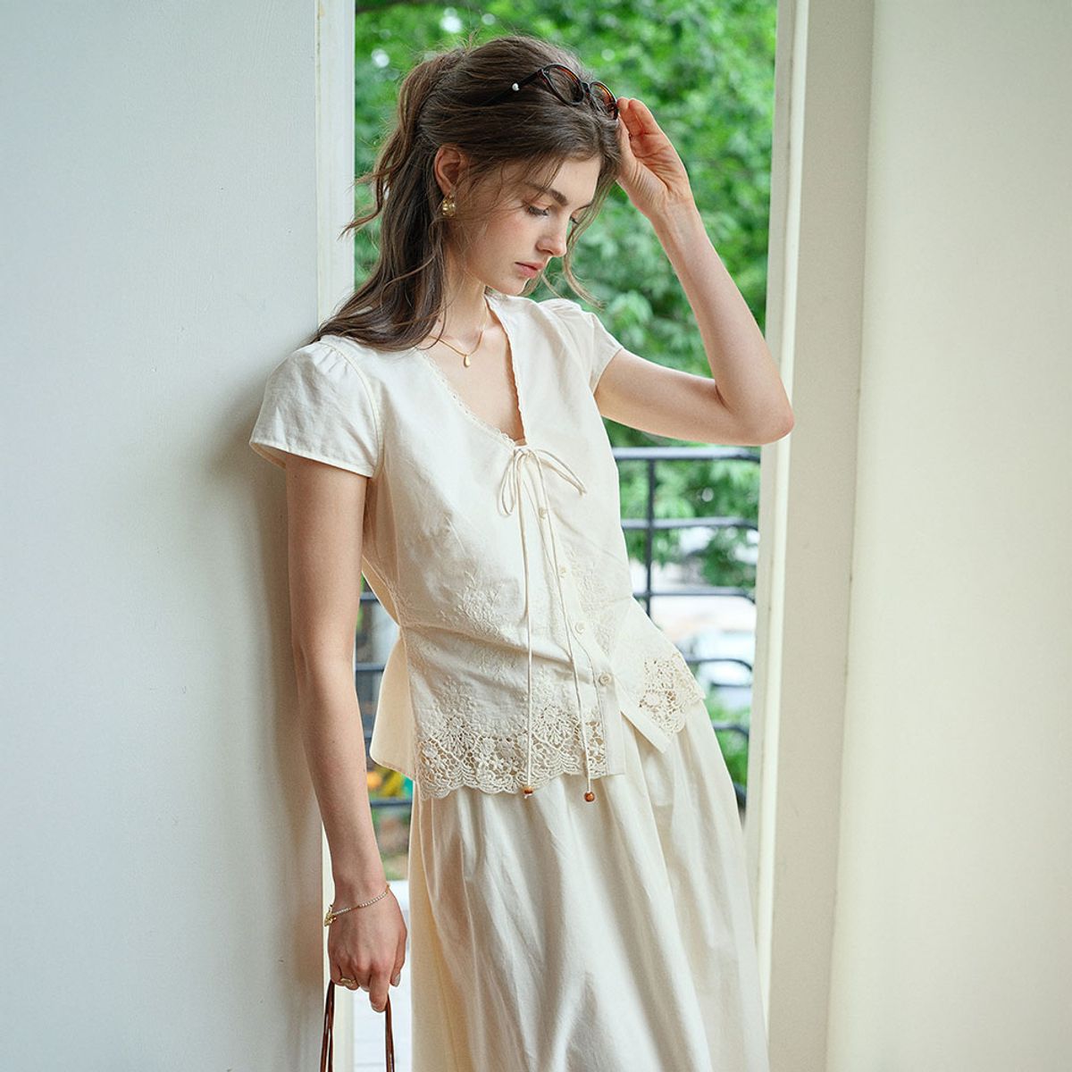 심플레트로(SIMPLE RETRO) SR_Hollow embroidered blouse