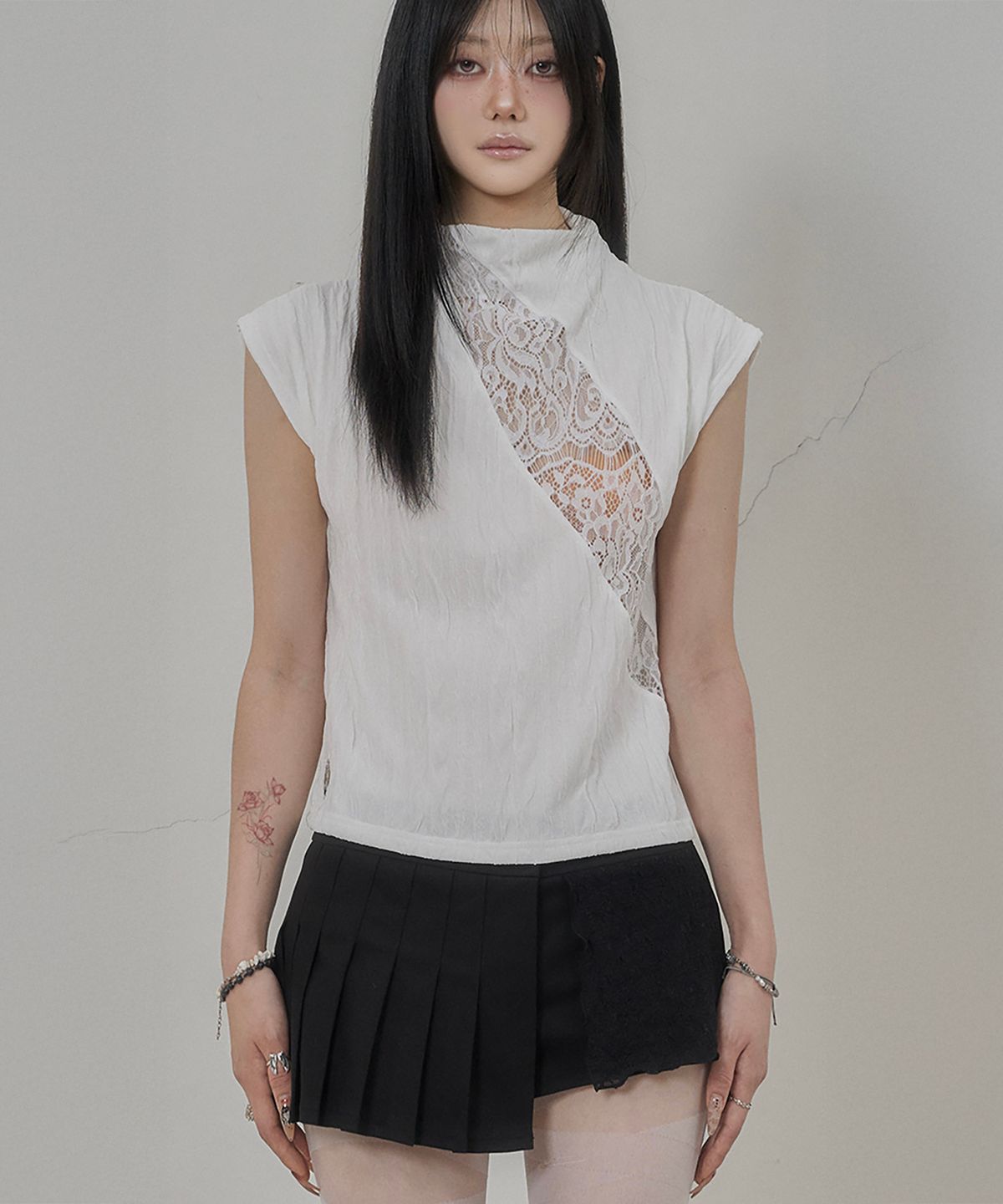 쇠아(SØAR) Crinkle Middle-Neck Lace Slit Top (WHITE)