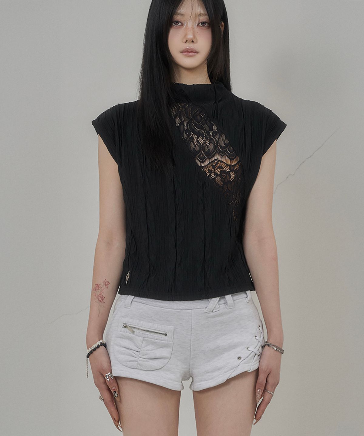 쇠아(SØAR) Crinkle Middle-Neck Lace Slit Top (BLACK)