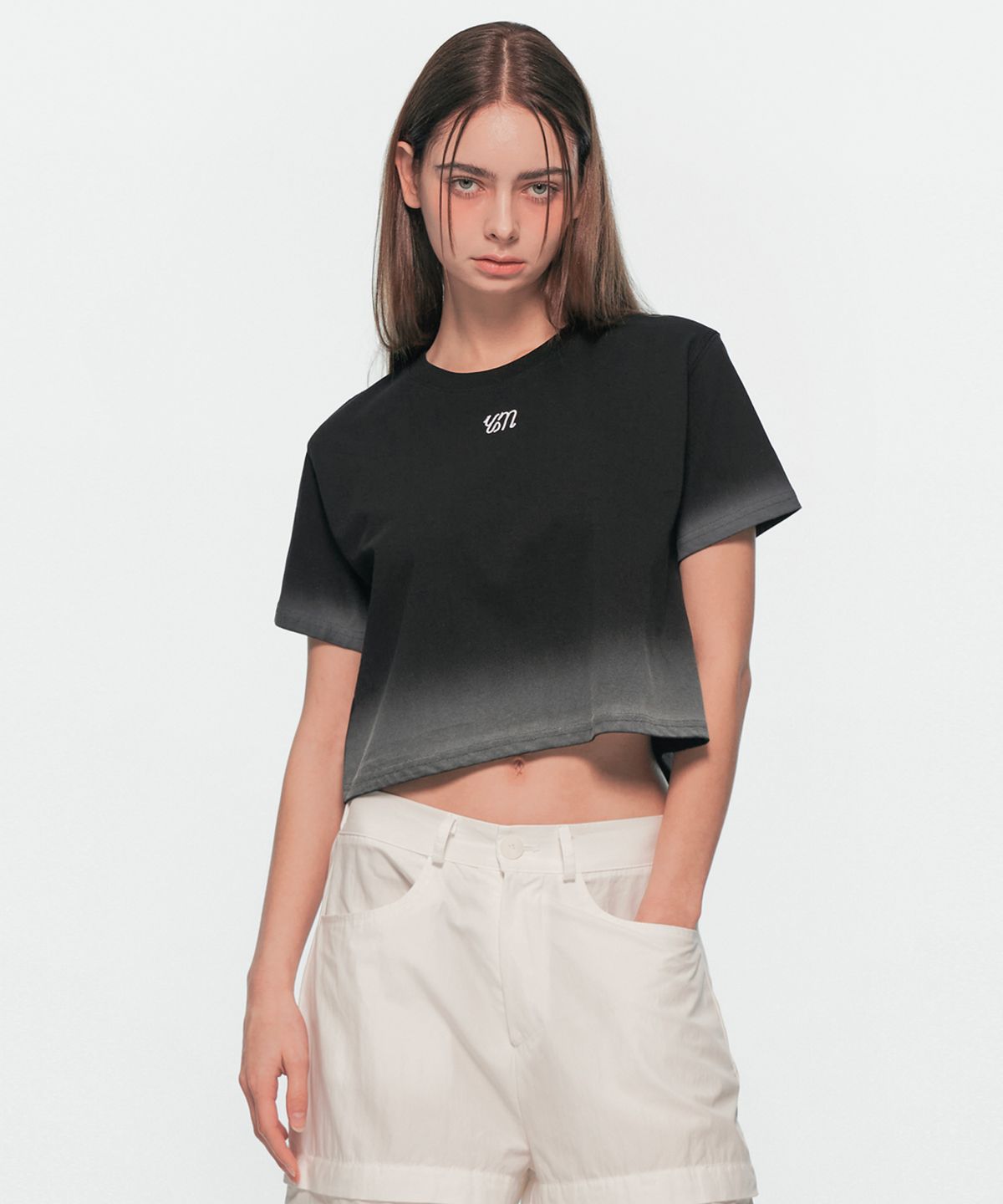 유움(UUM) WAVE GRADATION CROP T-SHIRT BLACK