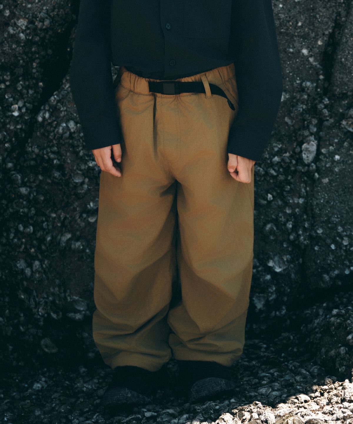 무신사 스탠다드 키즈(MUSINSA STANDARD KIDS) [시티 레저] 속기모 와이드 벨티드 파라슈트 팬츠 [머드 베이지]