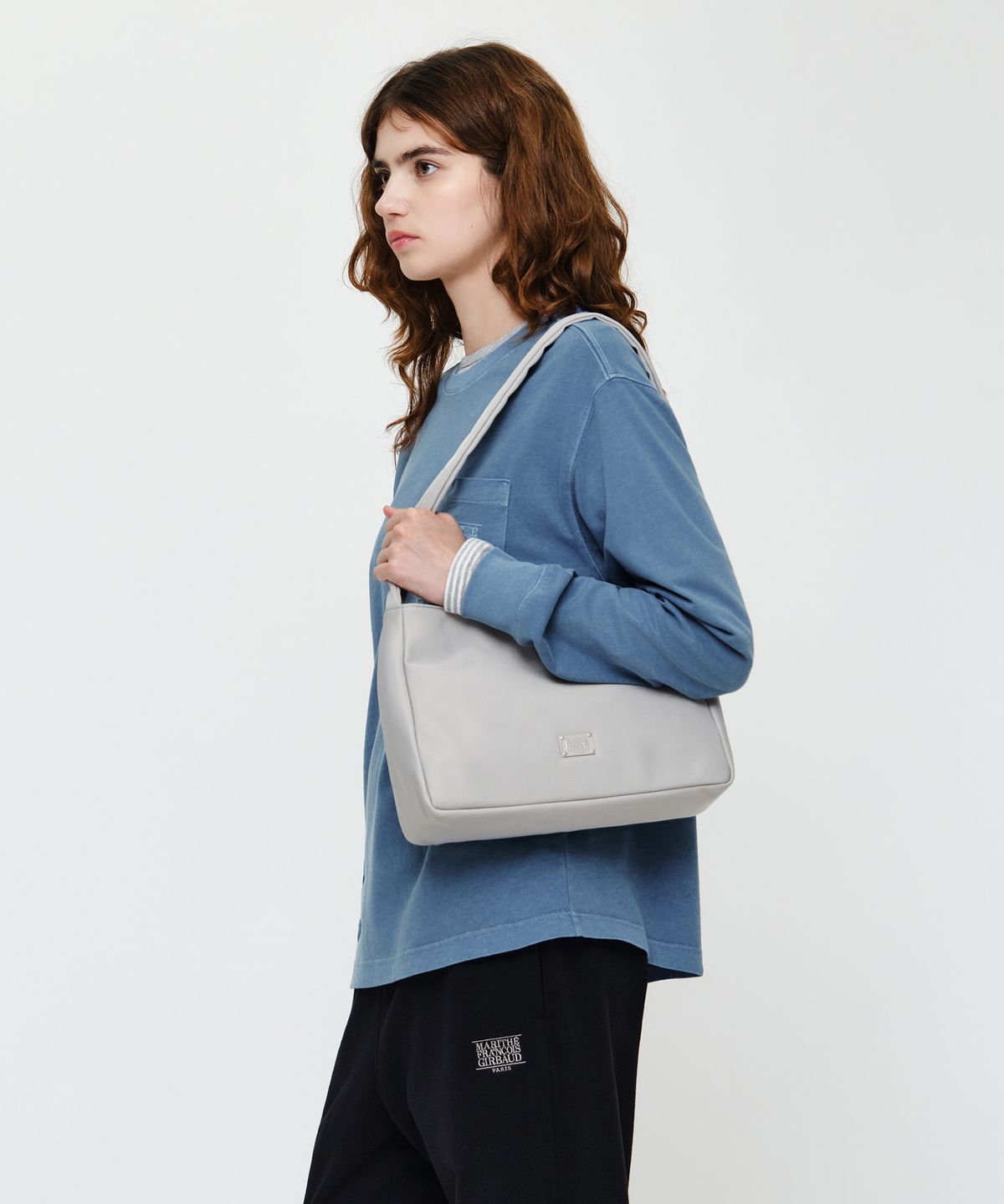 마리떼 프랑소와 저버(MARITHÉ + FRANҪOIS GIRBAUD) CLASSIC LOGO ONE SHOULDER BAG light gray