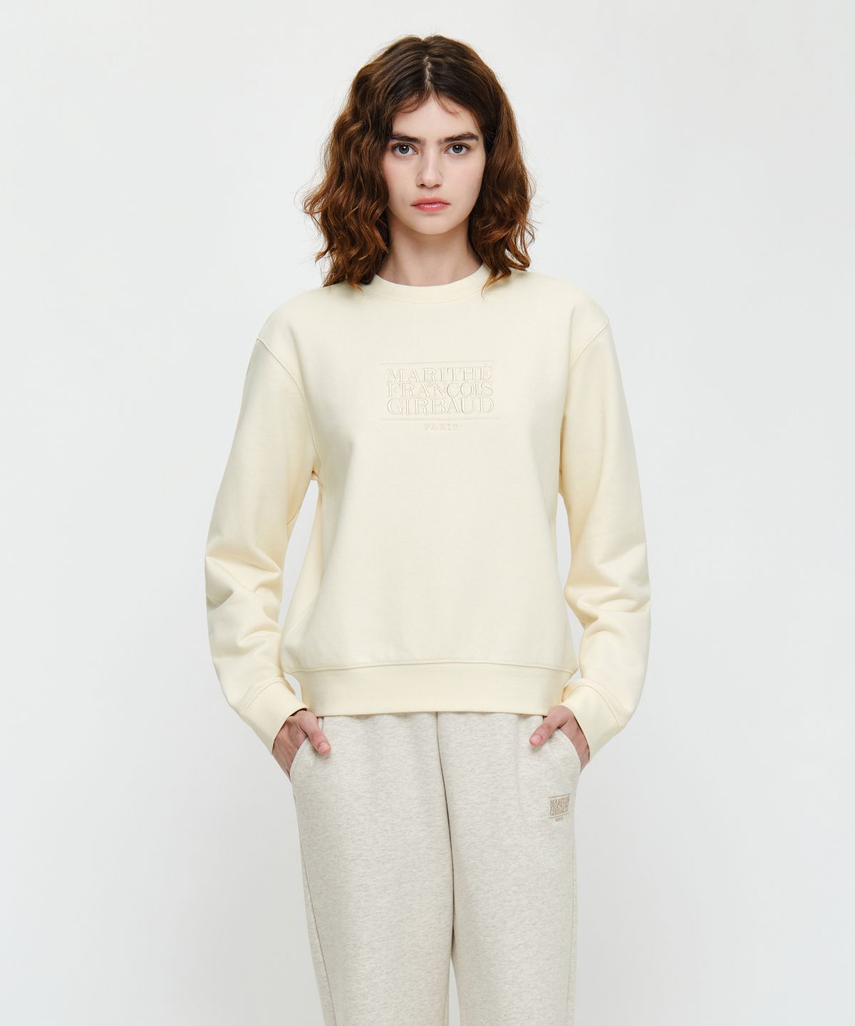 마리떼 프랑소와 저버(MARITHÉ + FRANҪOIS GIRBAUD) W CLASSIC LOGO SWEATSHIRT cream