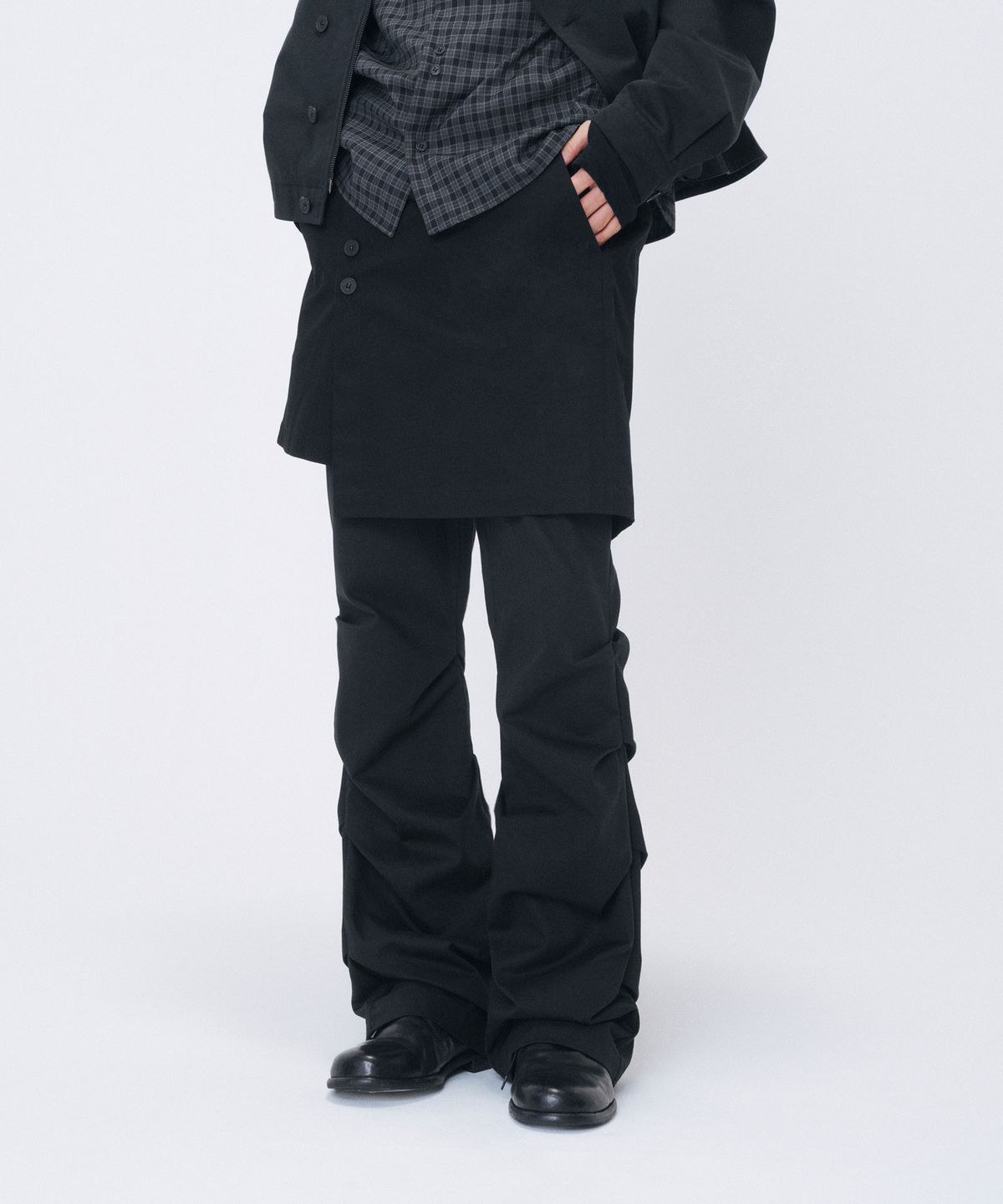 미세키서울 맨(MISEKISEOUL MEN) Asymmetric button wrap skirt BLACK