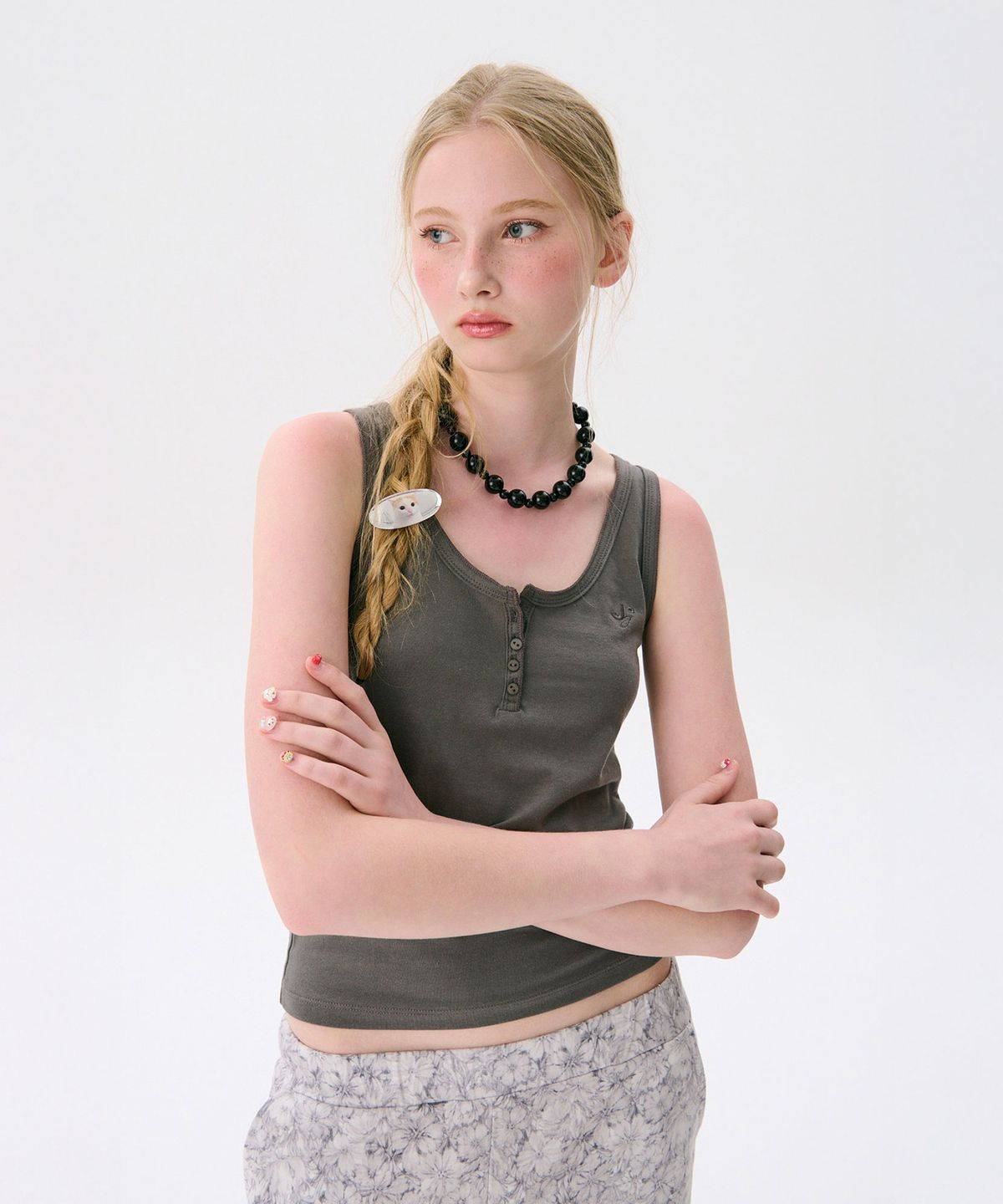 준준스페이스(JUNEJUNE SPACE) Henley Sleeveless Top_Charcoal(헨리 민소매 탑_차콜)