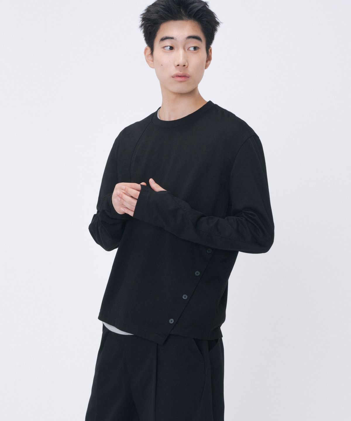 미세키서울 맨(MISEKISEOUL MEN) Asymmetric curved long sleeve BLACK