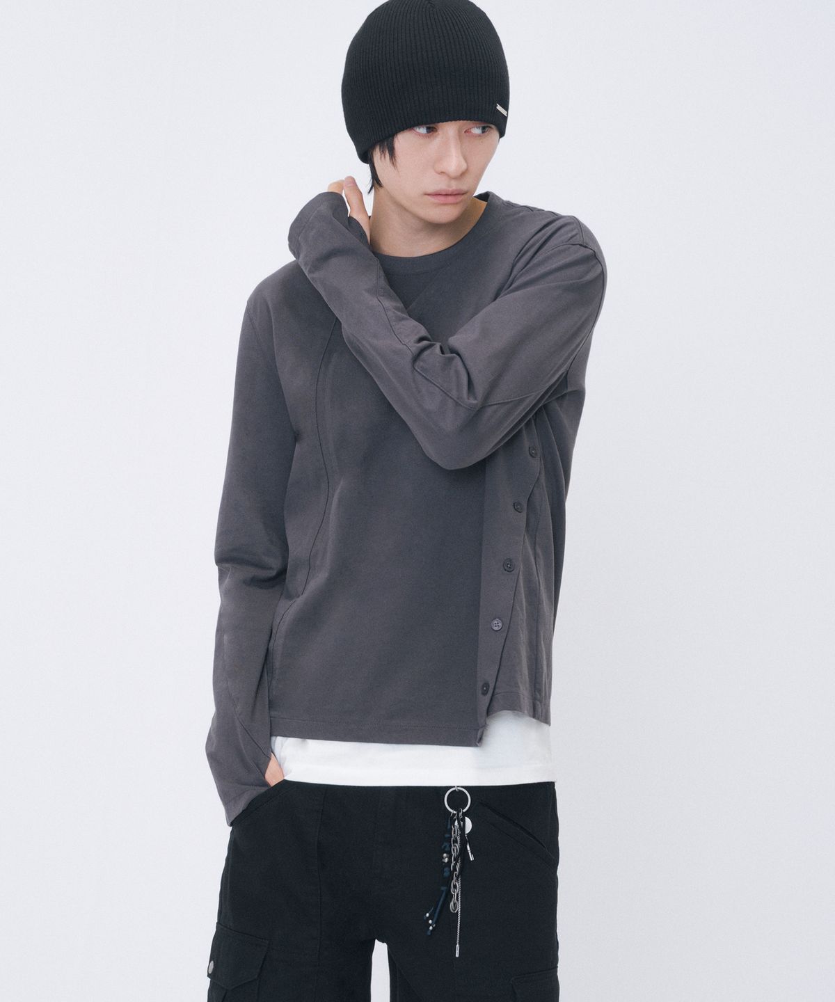 미세키서울 맨(MISEKISEOUL MEN) Asymmetric curved long sleeve CHARCOAL