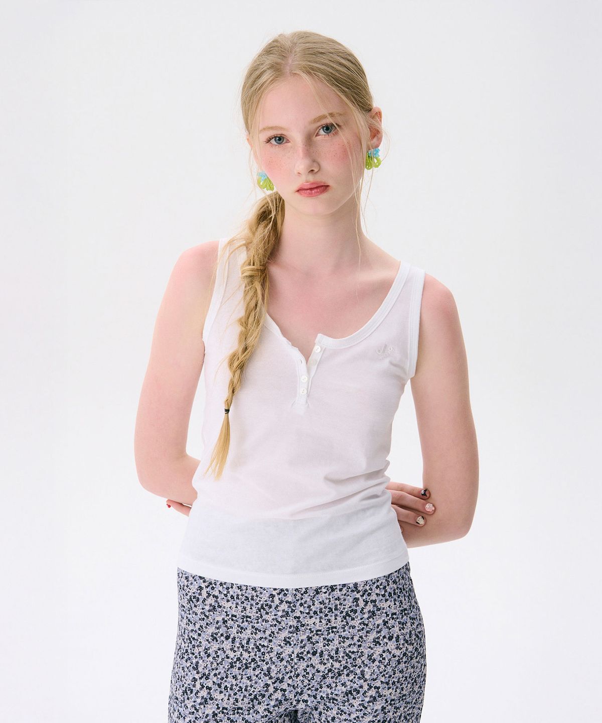 준준스페이스(JUNEJUNE SPACE) Henley Sleeveless Top_White(헨리 민소매 탑_화이트)