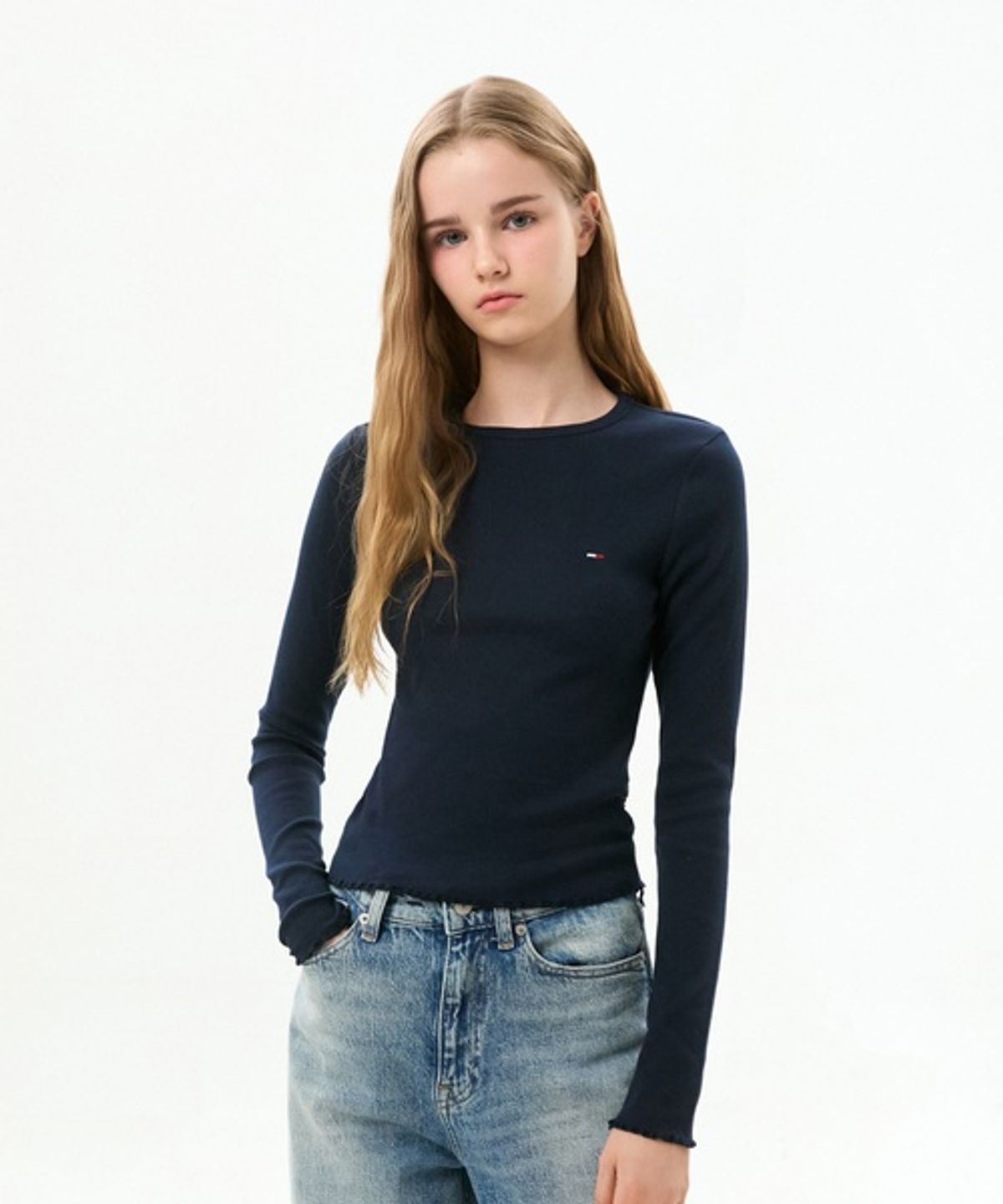타미진스(TOMMY JEANS) 슬림 핏 레터스 엣지 립 롱슬리브 티셔츠 (T32G6TTO21TWT1C1G)