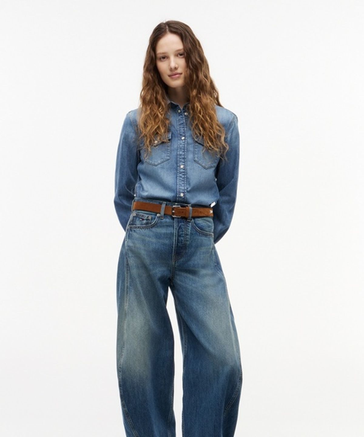 타미진스(TOMMY JEANS) 엘라 미드라이즈 배럴 핏 데님 팬츠 (T32G6NEB47TWT11BK)