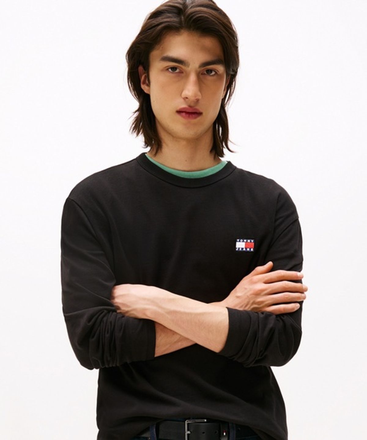 타미진스(TOMMY JEANS) 레귤러 핏 배지 티셔츠 (T32G7TTO24TMT1BDS)