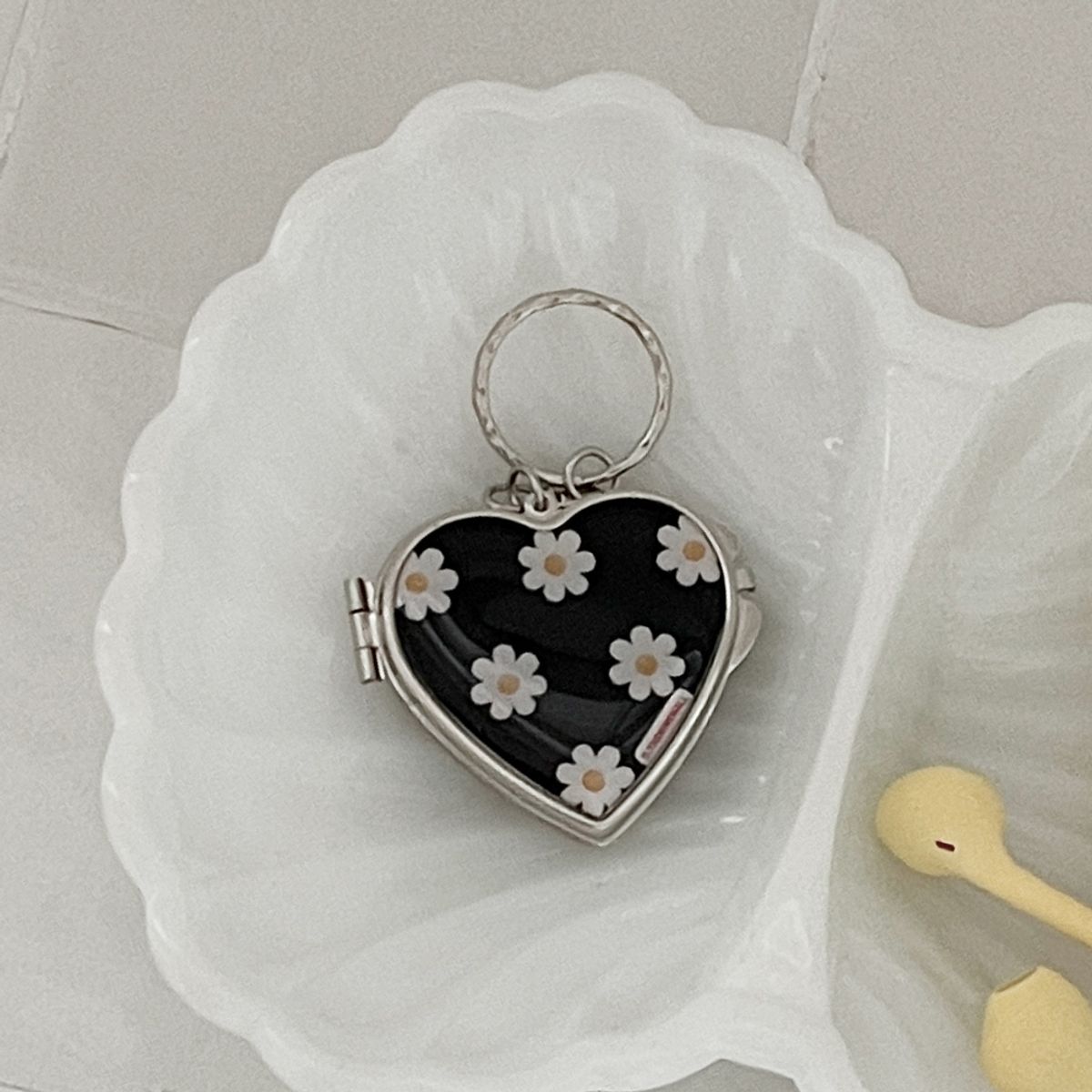 더나인몰(THE NINEMALL) marguerite flower pattern [하트 실버 미러 키링]