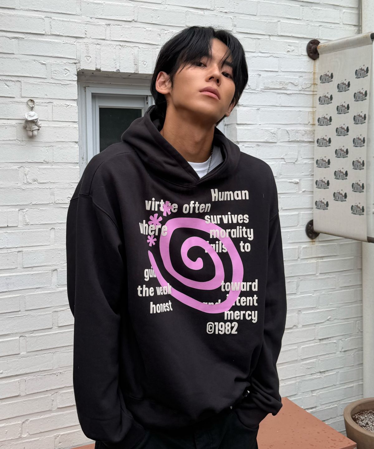 아모우(AMOU) Molly Lettering Hoodie BLACK