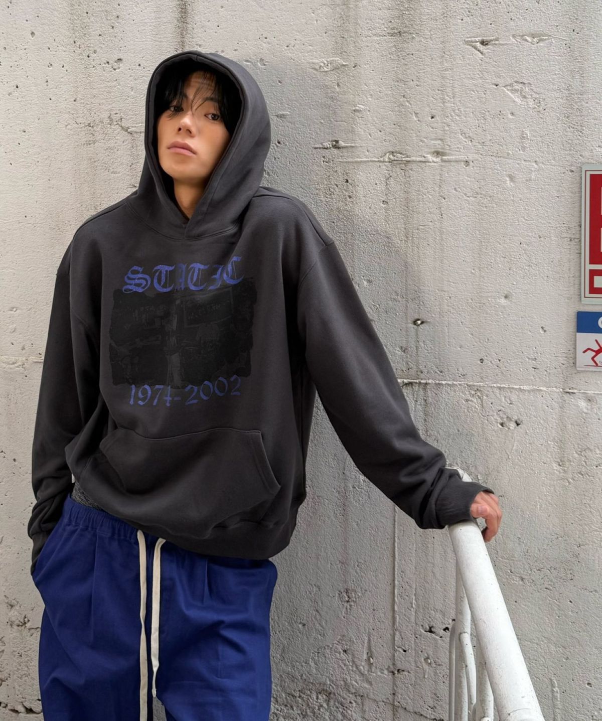 아모우(AMOU) Static Hoodie CHACOAL GRAY