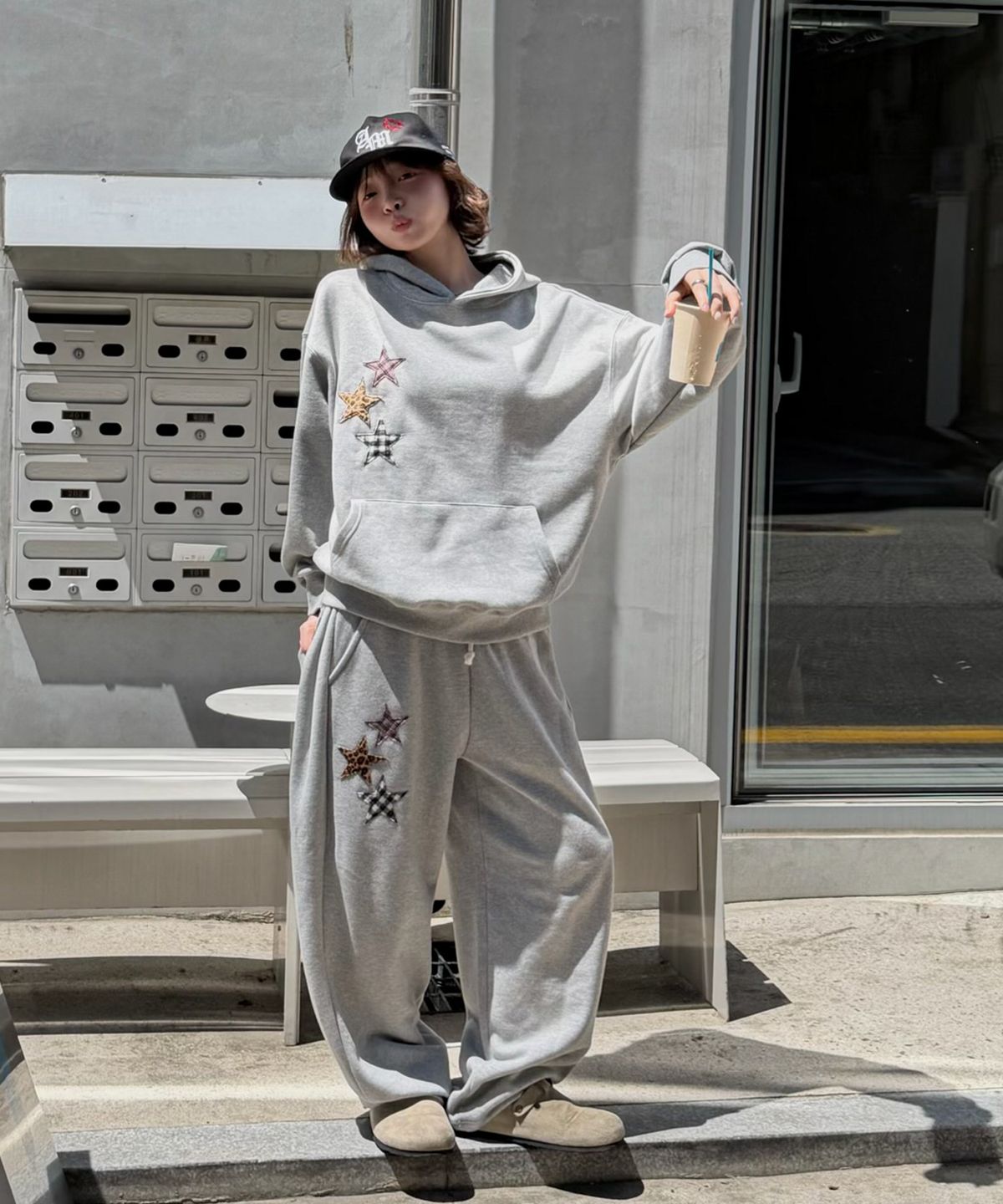 아모우(AMOU) Mix Star Applique Sweat pants GRAY