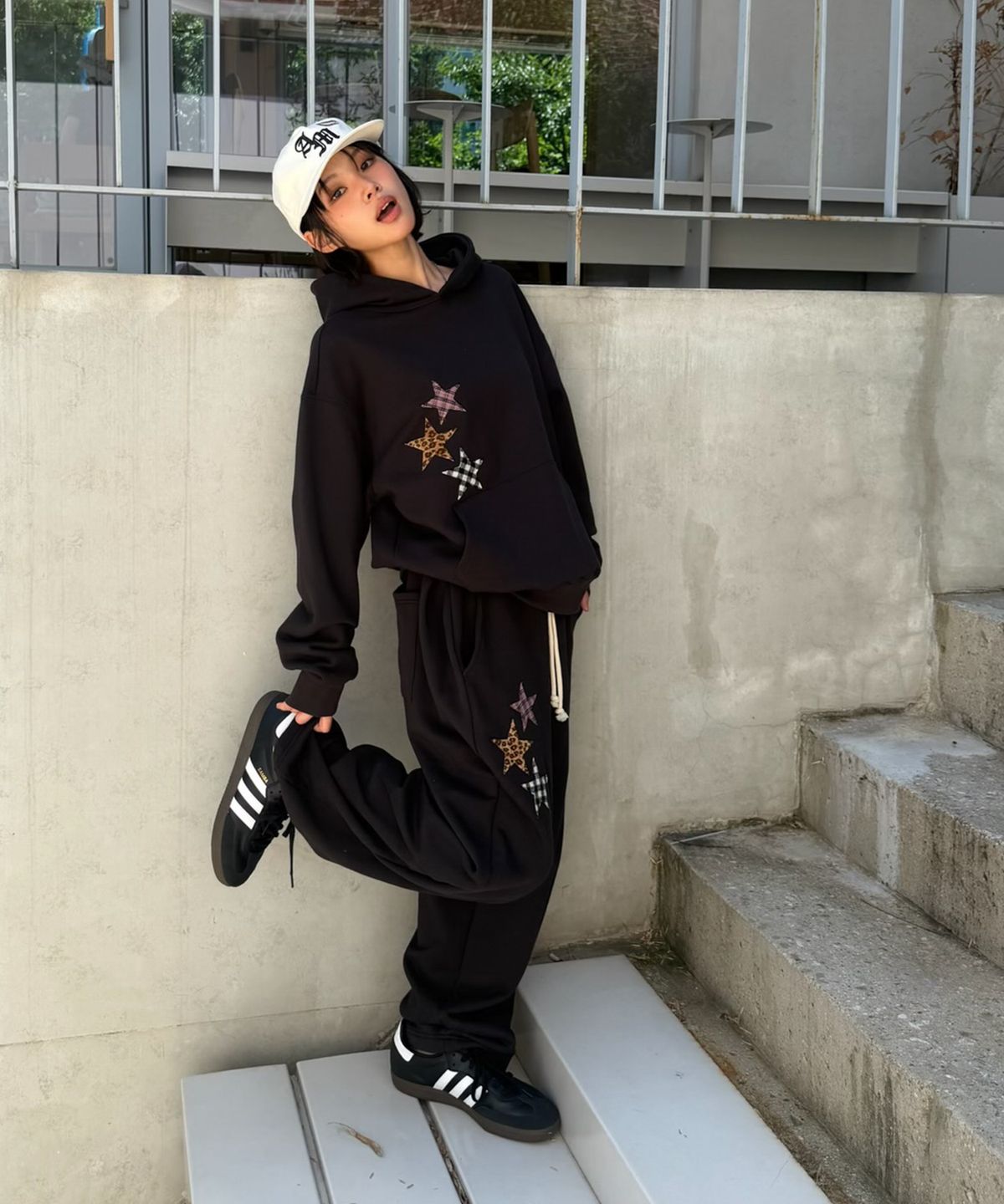 아모우(AMOU) Mix Star Applique Sweat pants BLACK