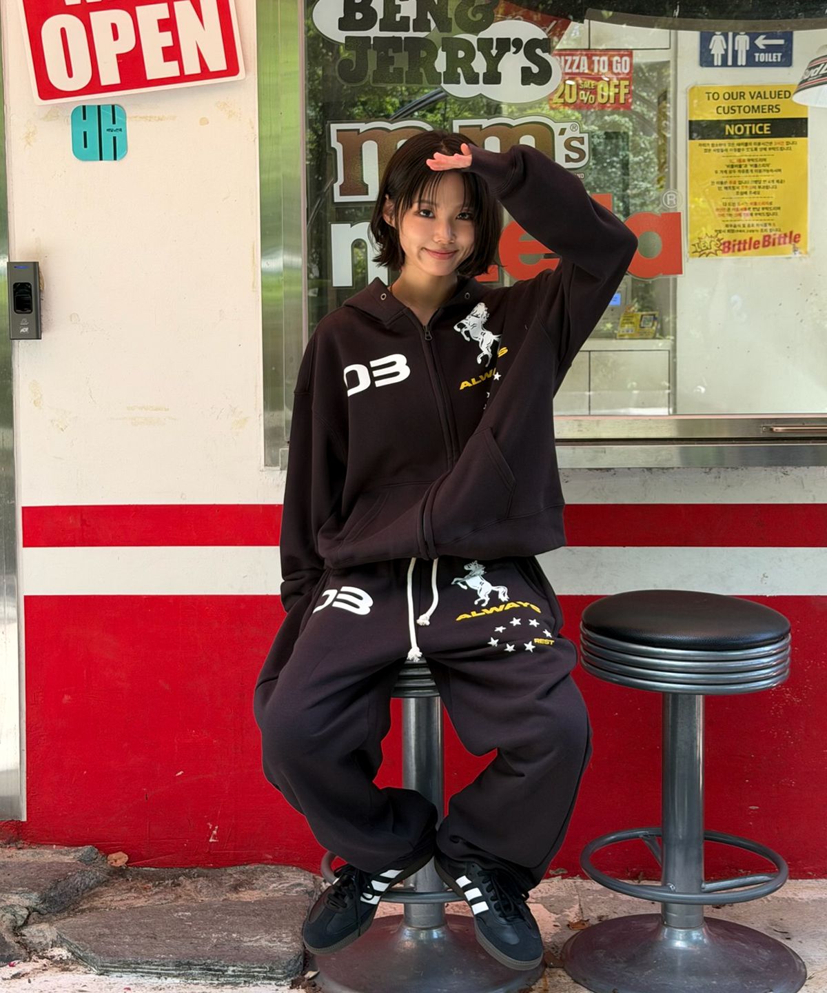 아모우(AMOU) AMOU Horse Sweat pants BLACK