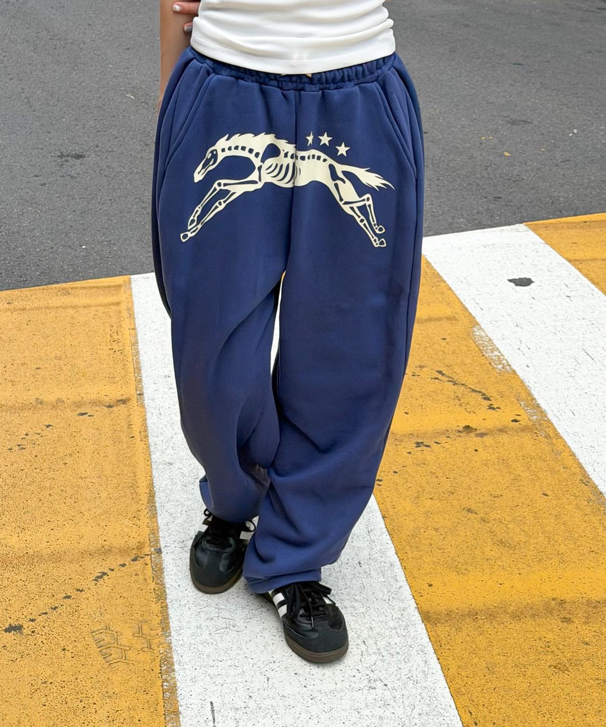 아모우(AMOU) Bone Horse Sweat pants BLUE
