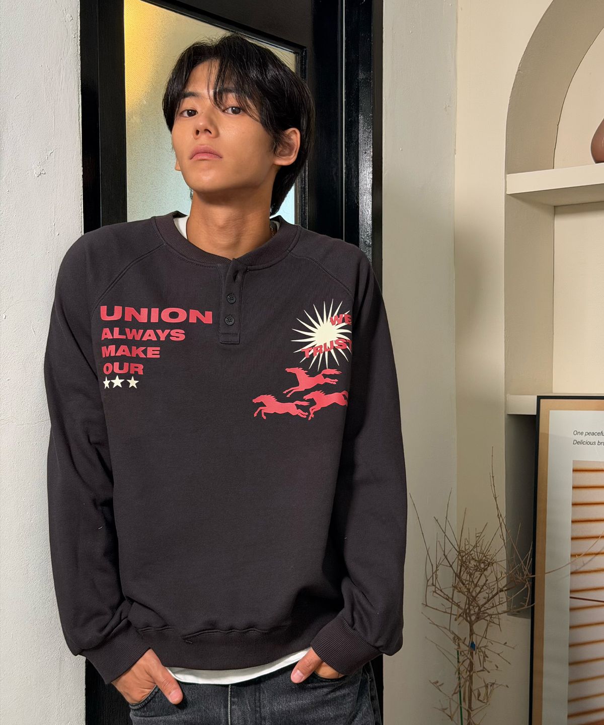 아모우(AMOU) Sun Hosre Henley neck BLACK